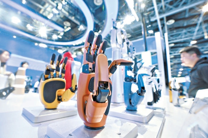 穿针引线 “灵巧手”亮相2026中关村论坛年会