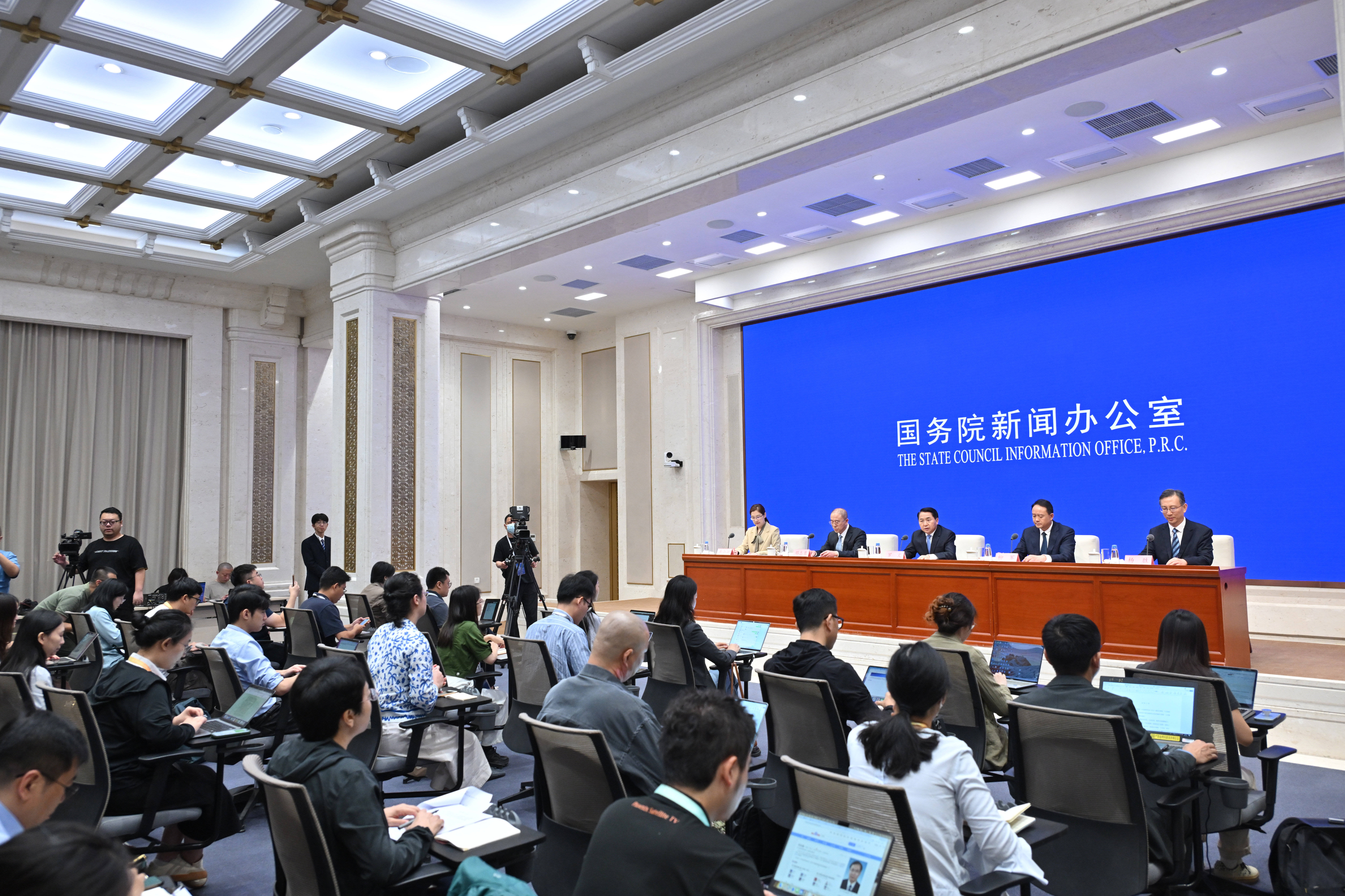 今日看点｜国新办将举行第六届中国国际消费品博览会有关情况新闻发布会